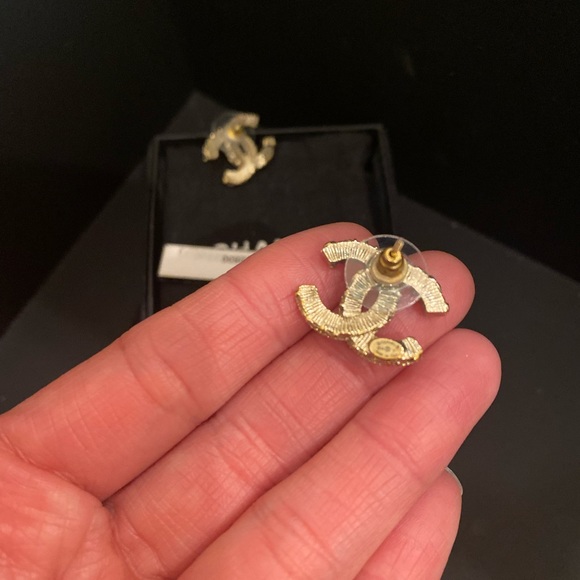 Like new authentic Chanel earring. It’s 2cm. It comes with a box&original tag. - Picture 4 of 8